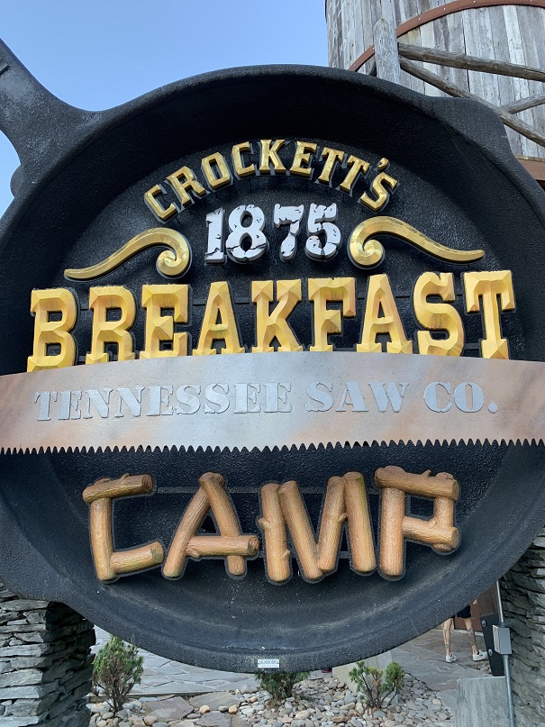 グレートスモーキーマウンテン旅行 ガトリンバーグで朝食はパンケーキ Crocketts Breakfast Camp 海外生活how To